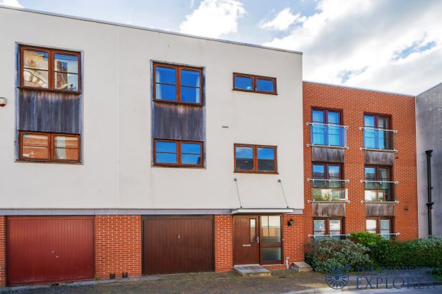 Thumbnail Town house for sale in Northbrook Crescent, Basingstoke