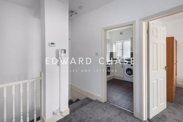 Flat to rent in Woodford Avenue, Gants Hill