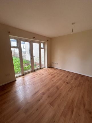 25, Summercroft, Telford photo 2