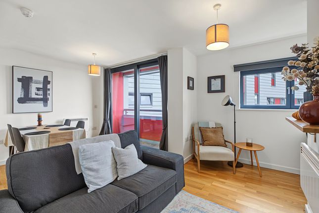 210 Ashburton Triangle Drayton Park, London photo 4