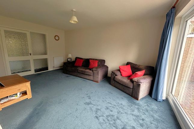 31, Charlotte Grove, Horley photo 3