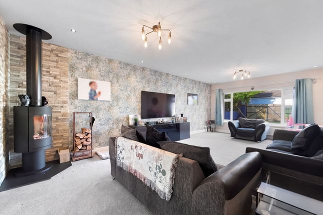 Hollybush Bungalow Corbetts Lane, Caerphilly photo 3