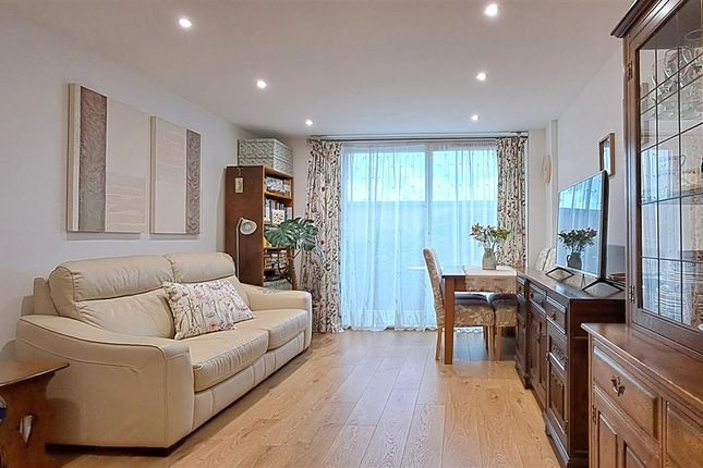 24, Camellia House, Feltham photo 2