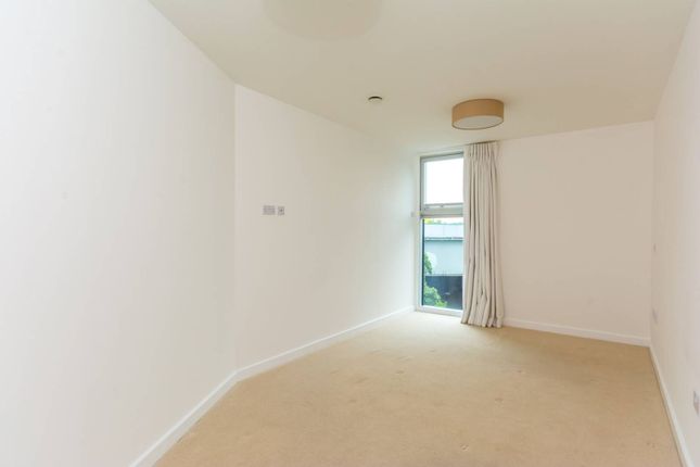 Flat for sale in Colonial Drive, Chiswick, London