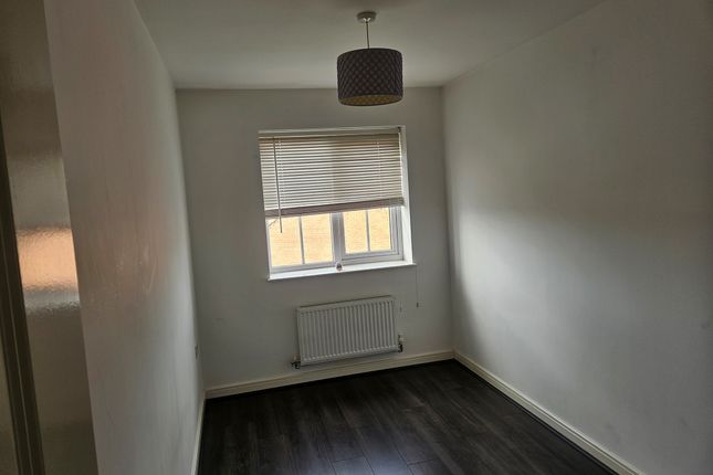 14, Red Hall Avenue, Wakefield photo 3