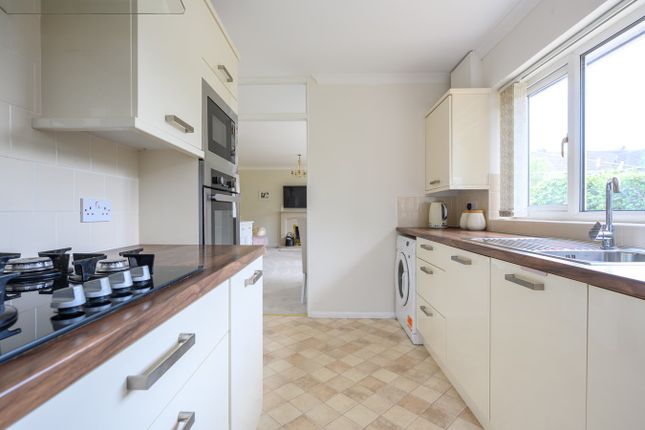 22, Robert Close, Hersham Village photo 4
