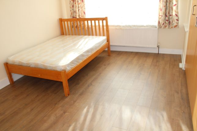 Castleton Avenue, Wembley photo 5