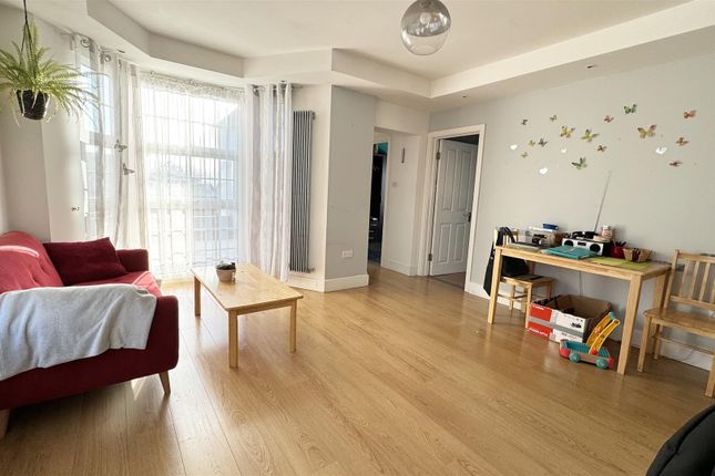 Flat for sale in Sutton Lane, Hounslow