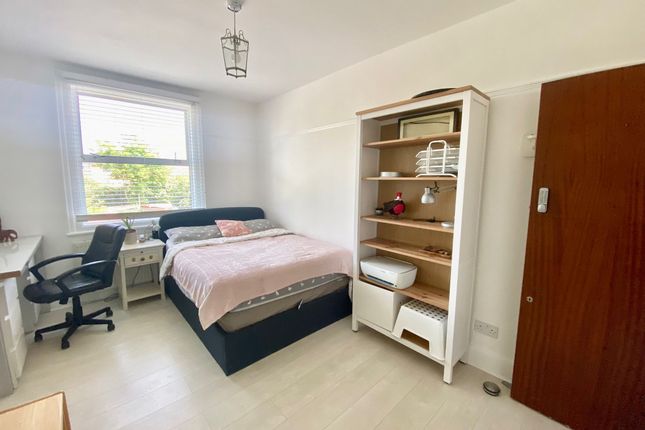 Room to rent in Osterley Avenue, Osterley, Isleworth
