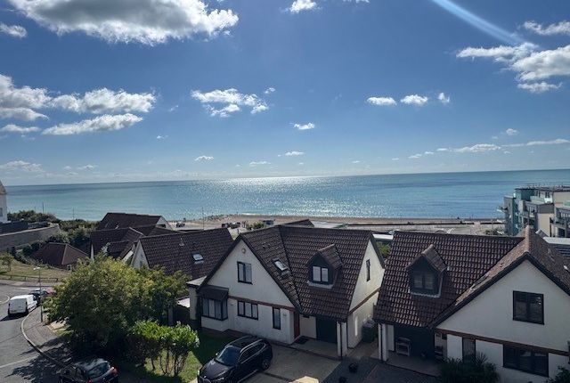 18, HYTHE photo 3