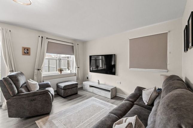 9 Redwood Drive, Stoneywood, Falkirk photo 2