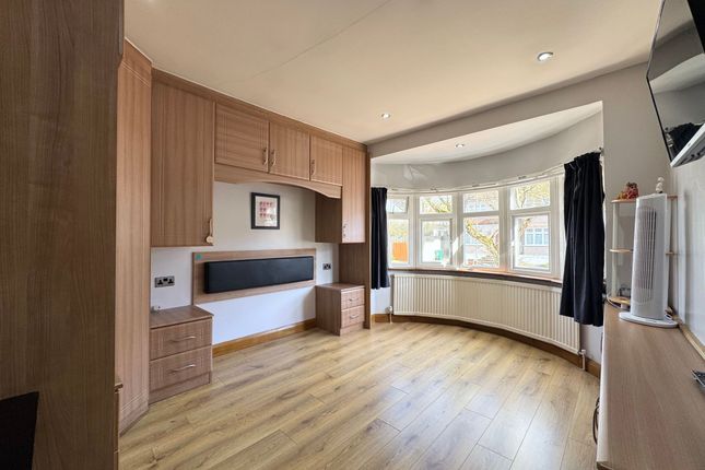 45 Grange Hill, Edgware photo 4