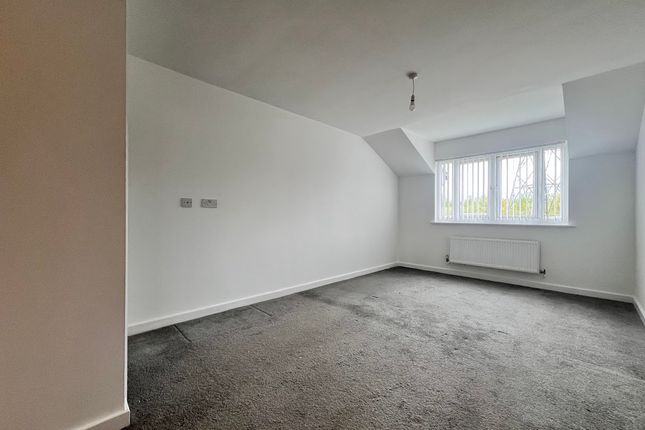 18, Fernside Court, Stoneclough photo 4
