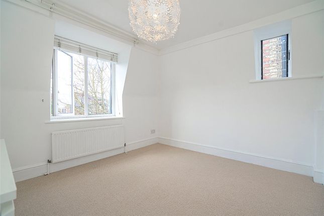 Flat for sale in Queens Lane, London
