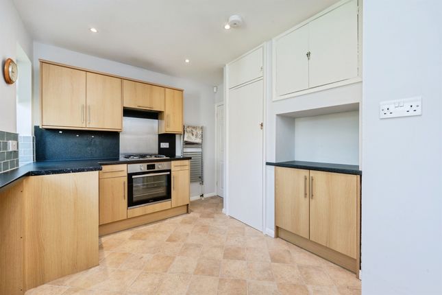 28, Thornton Crescent, Aylesbury photo 3