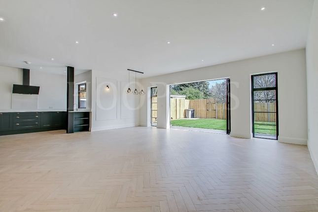 16, Kinloch Drive, London photo 3