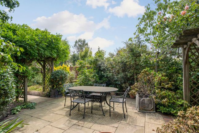 2, St Michaels Close, Walton-on-Thames photo 2