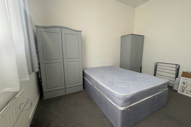 Flat to rent in Oxford Street, Abertillery