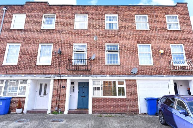 Thumbnail Town house to rent in Wayside Mews, Maidenhead, Berkshire