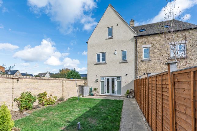 4 Skylark Road, Cheltenham photo 4