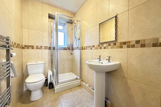 12, Queens Court, Leeds photo 4