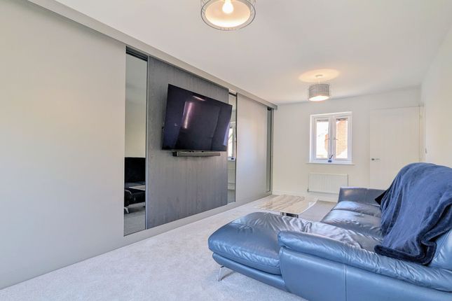 19 Brosse Crescent, Milton Keynes photo 2