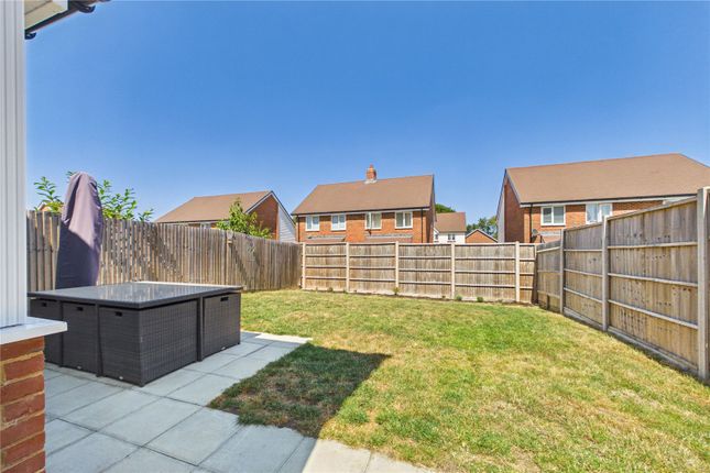 19, Deanlands Farm Way, Hook photo 4