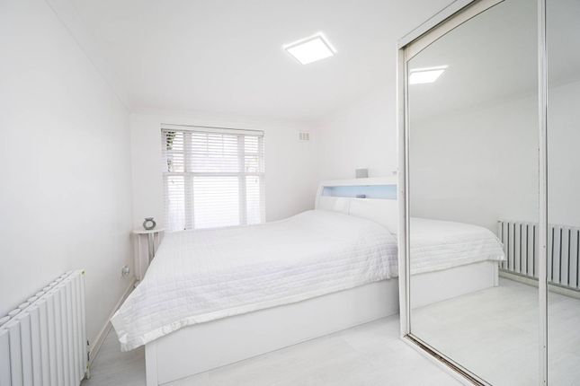 Flat for sale in Urswick Road, Hackney, London