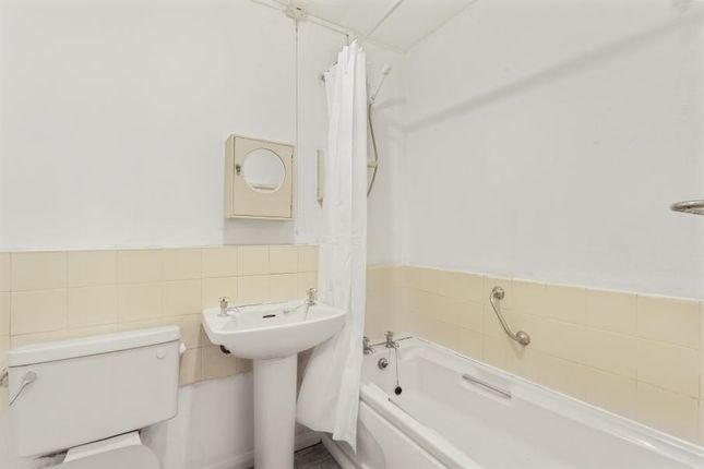 7, Walker Close, Hanwell photo 2