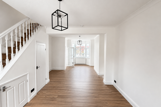 490, Westcliff-on-Sea photo 4