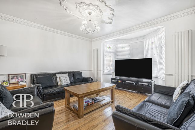 42 Beechwood Gardens, Clayhall photo 2