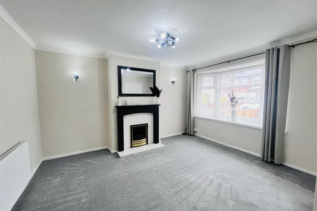 3, Lovell Drive, Hyde photo 2