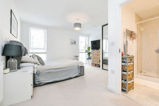 Flat 8, 31, Mahindra Way, London photo 4
