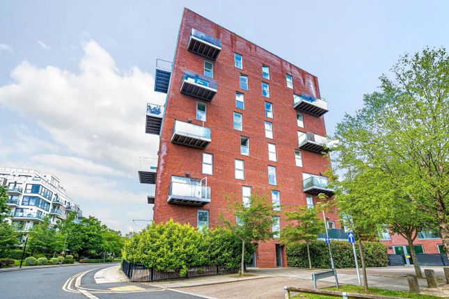 Thumbnail Flat for sale in Loch Crescent, Edgware