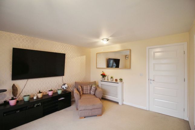 19, Clay Close, Wakefield photo 4