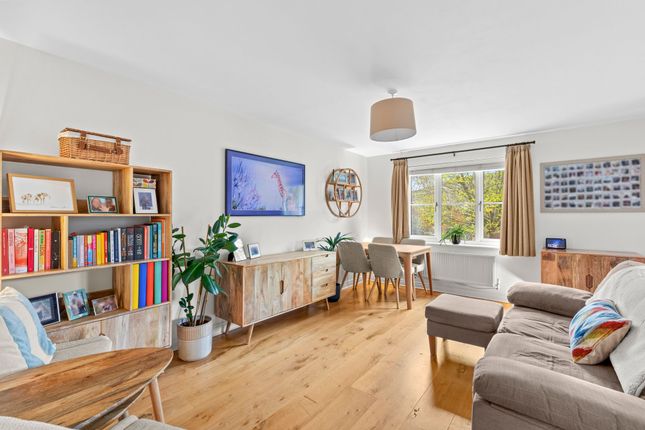 6 McIndoe Drive, Aylesbury photo 3