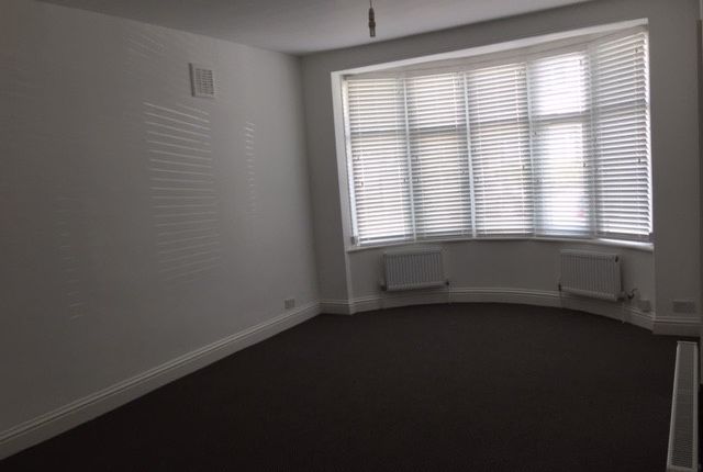 F2, 23, Chestnut Road, London photo 4