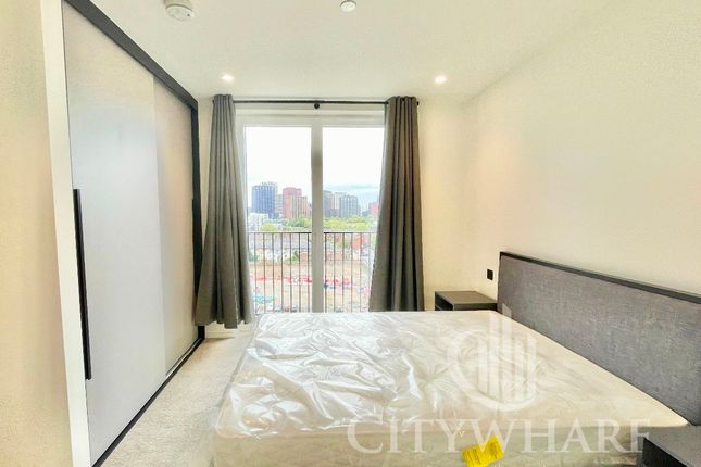 Flat to rent in Curlew House, 1 Hawser Lane, London