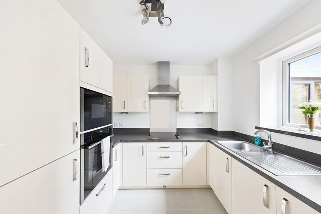 Flat for sale in Birch Place, Dukes Ride, Crowthorne