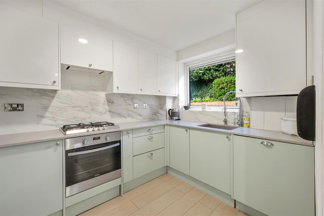 18 Oakhill Court, Edge Hill, London photo 4