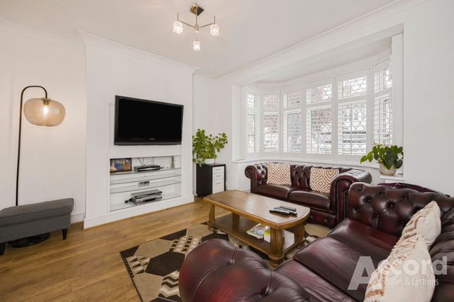 17 Heather Avenue, Romford photo 2