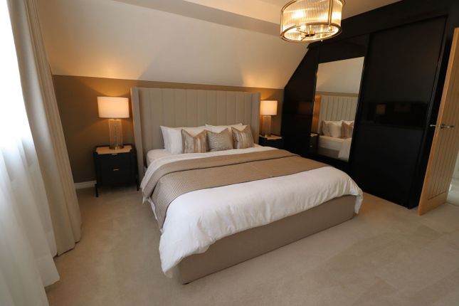 19, Holly Tree Gardens, Rayleigh photo 4