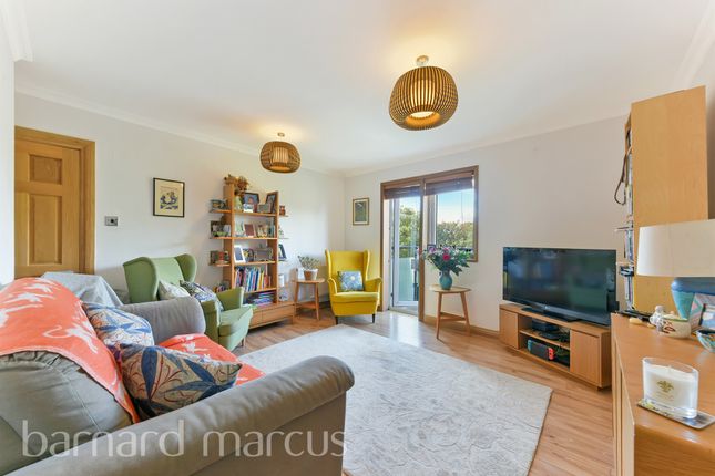 Flat for sale in Clifford Avenue, London