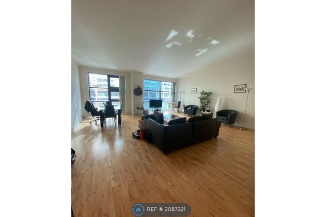 Thumbnail Room to rent in Discovery Dock Apartments East, London