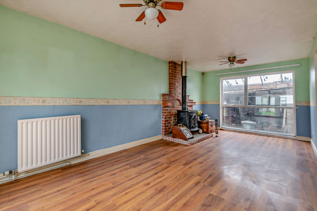 1, Dove Close, Waterlooville photo 3