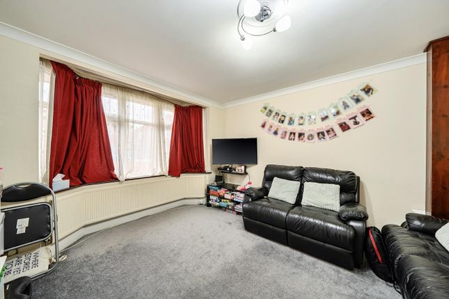 15, Westleigh Gardens, Edgware photo 2