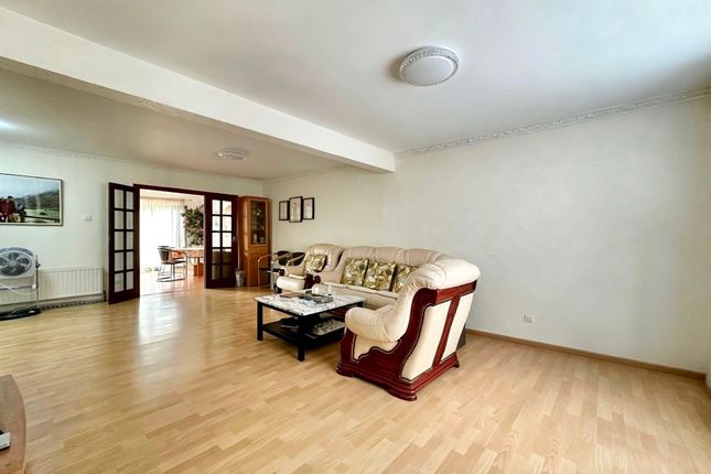 39 Avenue Road, Romford photo 3