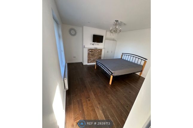 Tempsford Avenue, Borehamwood photo 3