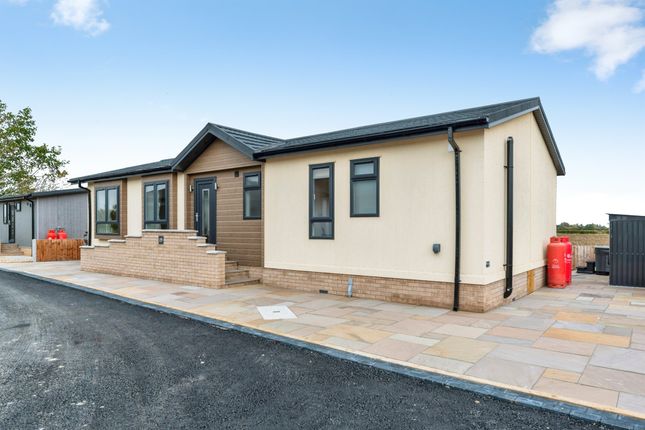 2-bed caravan on Cliff Lane, Grantham, £230,000
