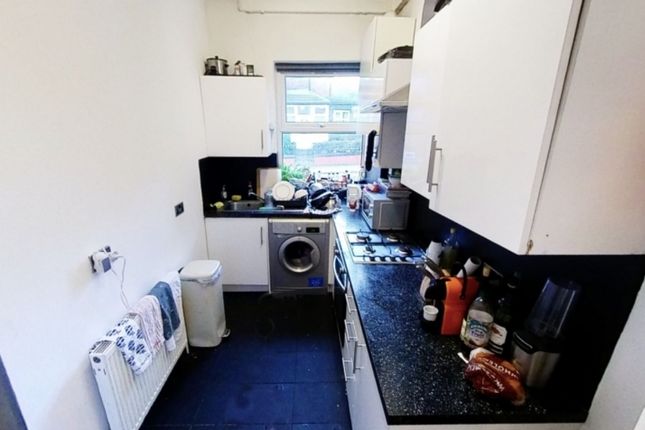 Flat to rent in Chestnut Avenue, Hyde Park, Leeds